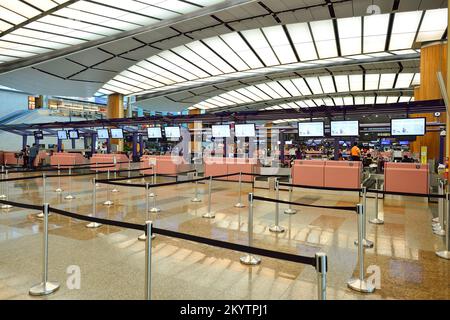 SINGAPUR - 07. NOVEMBER 2015: Check-in-Bereich am Flughafen Changi. Der Flughafen Singapur Changi ist der zivile Hauptflughafen Singapurs und einer der Flughäfen Stockfoto