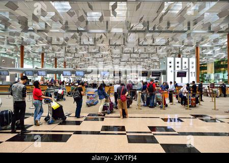 SINGAPUR - 07. NOVEMBER 2015: Check-in-Bereich am Flughafen Changi. Der Flughafen Singapur Changi ist der zivile Hauptflughafen Singapurs und einer der Flughäfen Stockfoto