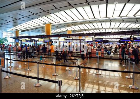 SINGAPUR - 07. NOVEMBER 2015: Check-in-Bereich am Flughafen Changi. Der Flughafen Singapur Changi ist der zivile Hauptflughafen Singapurs und einer der Flughäfen Stockfoto