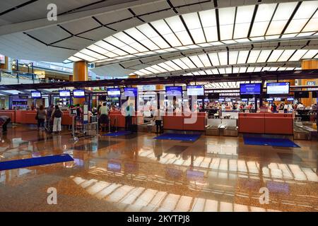 SINGAPUR - 07. NOVEMBER 2015: Check-in-Bereich am Flughafen Changi. Der Flughafen Singapur Changi ist der zivile Hauptflughafen Singapurs und einer der Flughäfen Stockfoto