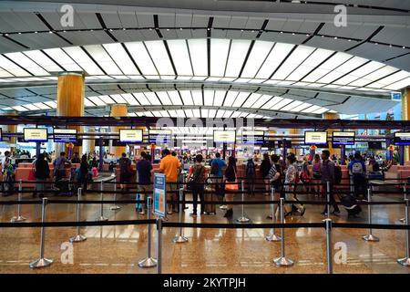 SINGAPUR - 07. NOVEMBER 2015: Check-in-Bereich am Flughafen Changi. Der Flughafen Singapur Changi ist der zivile Hauptflughafen Singapurs und einer der Flughäfen Stockfoto