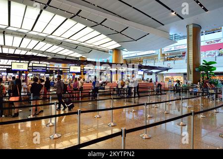 SINGAPUR - 07. NOVEMBER 2015: Check-in-Bereich am Flughafen Changi. Der Flughafen Singapur Changi ist der zivile Hauptflughafen Singapurs und einer der Flughäfen Stockfoto