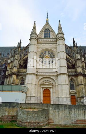 ORLEANS, FRANKREICH - 11. AUGUST 2015: Kathedrale von Orleans. Es ist eine gotische katholische Kathedrale in der Stadt Orleans, Frankreich. Es ist der Sitz des Bischofs o Stockfoto