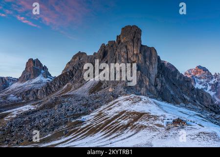 Blick auf die Nuvolau Bergkette vom Passo Giau bei Sonnenuntergang (Dolomiten, Italien) Stockfoto