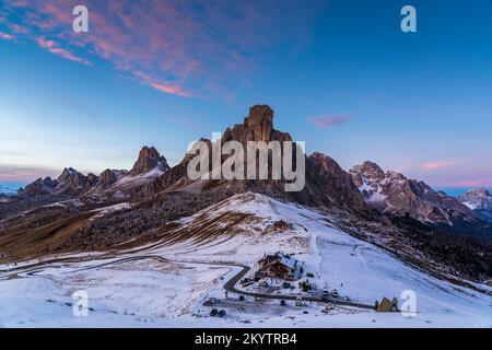 Blick auf die Nuvolau Bergkette vom Passo Giau bei Sonnenuntergang (Dolomiten, Italien) Stockfoto