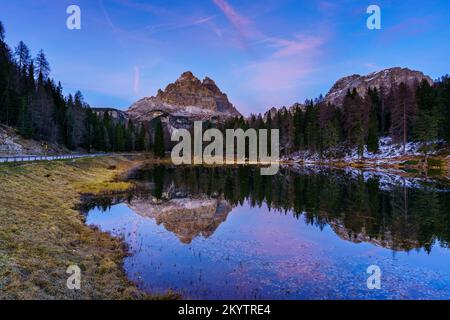 Antorno-See und Tre Cime di Lavaredo im Hintergrund (Dolomiten, Italien) Stockfoto