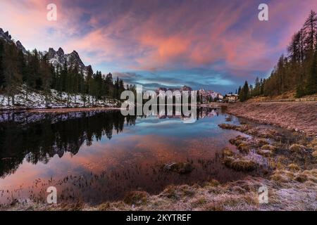 Antorno-See und das Sorapiss-Massiv im Hintergrund (Dolomiten, Italien) Stockfoto