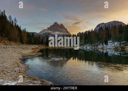 Antorno-See und Tre Cime di Lavaredo im Hintergrund (Dolomiten, Italien) Stockfoto