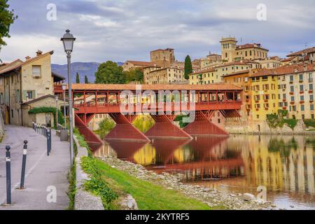 Blick auf die Altstadt von Bassano del Grappa mit ihrer berühmten Brücke (Italien) Stockfoto