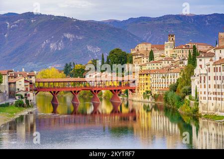 Blick auf die Altstadt von Bassano del Grappa mit ihrer berühmten Brücke (Italien) Stockfoto