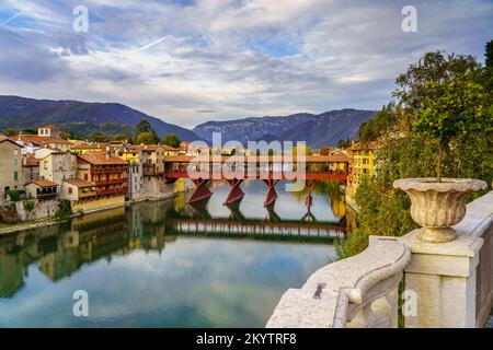 Blick auf die Altstadt von Bassano del Grappa mit ihrer berühmten Brücke (Italien) Stockfoto