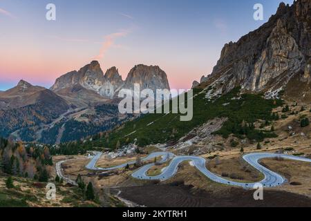 Die Haarnadel biegt sich bis zum Passo Pordoi (Dolomiten - Italien) Stockfoto