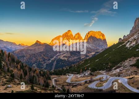 Die Haarnadel biegt sich bis zum Passo Pordoi (Dolomiten - Italien) Stockfoto