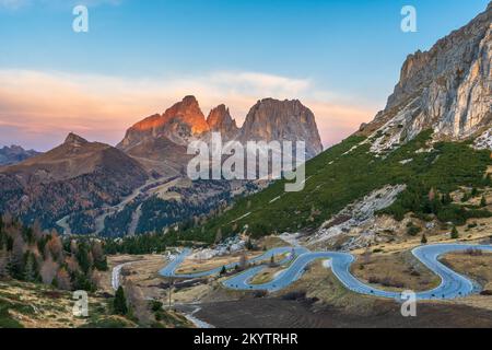 Die Haarnadel biegt sich, um Passo Pordoi zu erreichen Stockfoto