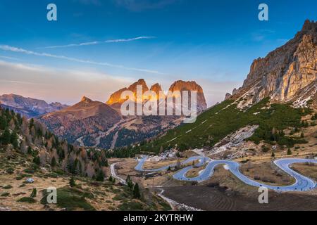 Die Haarnadel biegt sich, um Passo Pordoi zu erreichen Stockfoto