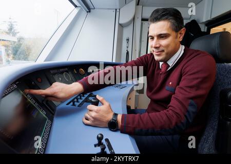 Stuttgart, Deutschland. 02.. Dezember 2022. Auszubildender Mohammad Mohammadi im Führerhaus der S-Bahn. Am Bahnhof Stuttgart-Vaihingen findet eine Pressekonferenz zum Projekt "Flüchtlinge werden Zugführer an der Stuttgarter S-Bahn" statt. Das zweijährige Pilotprojekt ist Teil des Modellprojekts „Qualifizierung von Flüchtlingen als Triebfahrzeugführer“, das von Verkehrsminister Hermann initiiert wurde. Kredit: Julian Rettig/dpa/Alamy Live News Stockfoto