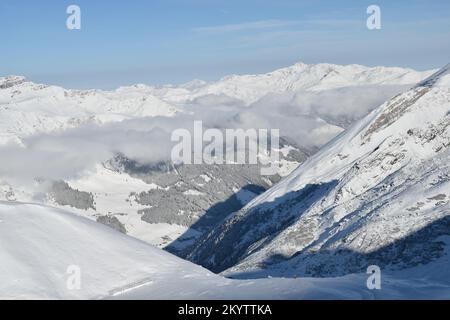 Blick vom Hintertux-Gletscher an einem sonnigen Tag Stockfoto