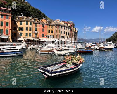 Portofino, Italien - 8.. Juli 2022: Das wunderschöne Portofino mit bunten Häusern und Booten im Little Bay Harbor. Ligurien, Italien, Europa Stockfoto