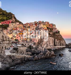 Manarola, Italien - Juli 2022: Manarola, eine der fünf Cinque Terre. Dieses traditionelle Fischerdorf ist eine Reiseattraktion. Spezia, Ligurien, Italien, Stockfoto