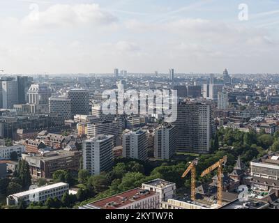 Brüssel, Belgien - 12. Mai 2022: Stadtlandschaft der Stadt Brüssel. Büroviertel gemischt mit Wohngebäuden in einem Wohngebiet. Stockfoto