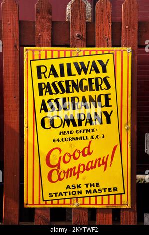 Emailliertes Metallschild, Werbespot Railway Passengers Assurance Company, fotografiert am Bahnhof Bishops Lydeard an der West Somerset Railway in Somerse Stockfoto