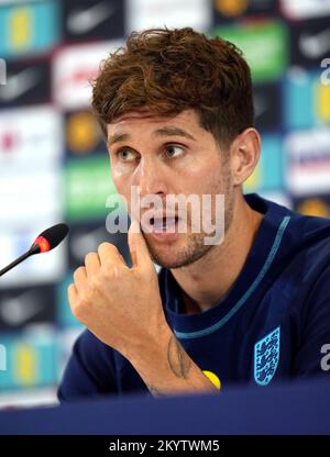 Englands John Stones während einer Pressekonferenz im Al Wakrah Sports Complex, Al Wakrah, Katar. Foto: Freitag, 2. Dezember 2022. Stockfoto