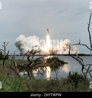 STS-69 Marsh Driftwood und Strauchbefall in Florida bilden den Rahmen für die Startphase des Space Shuttle Endeavour, als es die STS-69-Mission beginnt. Der Start vom Startrampe 39A erfolgte um 11:09:00:52 Uhr (EDT), 7. September 1995. Die Crew von fünf NASA-Astronauten begab sich auf eine 11-tägige, vielseitige Mission mit zwei frei fliegenden wissenschaftlichen Forschungsraumschiffen, einem Weltraumspaziergang und einer Vielzahl von Experimenten sowohl im Frachtraum als auch auf dem Mitteldeck. An Bord waren die Astronauten David M. Walker, Kenneth D. Cockrell, James S. Voss, James H. Newman und Michael L. Gernhardt. Datum: 7. September 199 Stockfoto