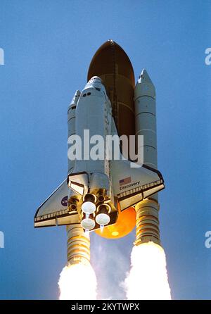 STS-121 startete Space Shuttle Discovery und seine siebenköpfige Crew startete um 2:38 Uhr (EDT) 4. Juli 2006, um die zweitägige Reise zur Internationalen Raumstation zu beginnen. Während der 12-tägigen Mission testete die Crew neue Ausrüstung und Verfahren, die die Sicherheit von Space Shuttles erhöhen, sowie Lieferungen und Reparaturen an der Raumstation. Das Shuttle war das erste US-Raumschiff, das am 4. Juli gestartet wurde. Datum: 4. Juli 2006 Stockfoto