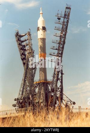 Das Sojus-Raumschiff und Trägerraketen werden auf der Startrampe bei komplexen in Kasachstan Baikonur installiert. Baikonur ist die weltweit größte Raumfahrtzentrum. Dieser Start war Teil des Apollo-Sojus Test-Projekt (ASTP), eine kooperative Weltraummission zwischen den USA und der UdSSR. Die Ziele des ASTP waren um die Fähigkeit der amerikanischen und sowjetischen Raumsonde, Rendez-vous und dock im Raum und die Türen zu möglichen internationalen Rettungseinsätze und künftige Zusammenarbeit auf bemannte Raumflüge zu testen. Die Sojus und Apollo Handwerk von Baikonur und dem Kennedy Space Center jeweils gestartet Stockfoto