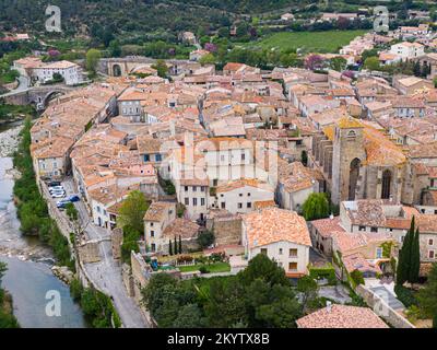 Luftaufnahme der mittelalterlichen Stadt Lagrasse, Aude, Oczitanie. Die Stadt ist entlang des Flusses Orbieu gebaut Stockfoto