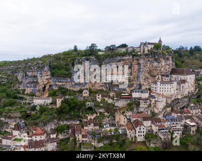 Luftaufnahme des schönen Dorfes Rocamadour im Departement Lot, Südwest-Frankreich. Sein Heiligtum der seligen Jungfrau Maria, hat seit Jahrhunderten angezogen Stockfoto