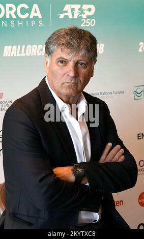 Toni Nadal, derzeitiger Trainer des Tennisspielers Félix Auger-Aliassime und ehemaliger Trainer und Onkel von Rafael Nadal, während einer Pressekonferenz in Mallorca. Stockfoto