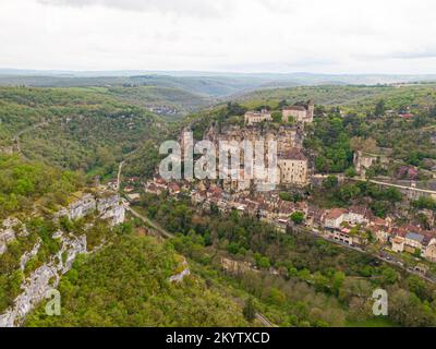 Luftaufnahme des schönen Dorfes Rocamadour im Departement Lot, Südwest-Frankreich. Sein Heiligtum der seligen Jungfrau Maria, hat seit Jahrhunderten angezogen Stockfoto