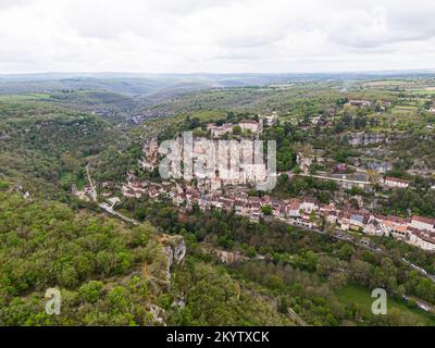 Luftaufnahme des schönen Dorfes Rocamadour im Departement Lot, Südwest-Frankreich. Sein Heiligtum der seligen Jungfrau Maria, hat seit Jahrhunderten angezogen Stockfoto