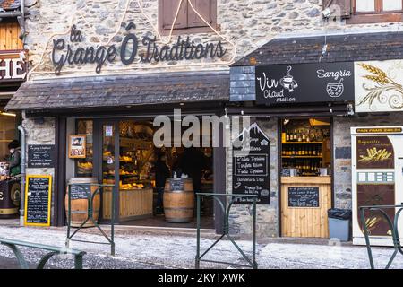 Saint Lary Soulan, Frankreich - 26. Dezember 2020: la Grange O Traditions (die Scheune der Traditionen) laden im Stadtzentrum des Skigebiets im Winter ein Stockfoto