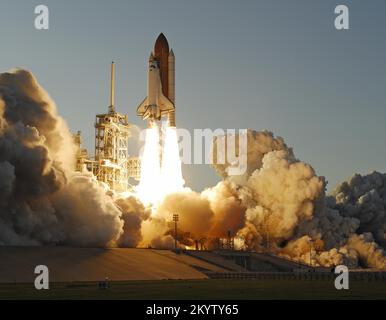 STS-117 Space Shuttle Atlantis' STS-117 Mission startet vom Kennedy Space Center. Die Mission lieferte ein zweites Steuerbord-Stabsegment und zugehörige Energiesysteme an die ISS. Datum: 8. Juni 2007 Stockfoto