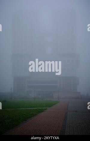 Silhouette Hochhaus, verlassenes Gebäude, ertrinkt im Nebel Stockfoto