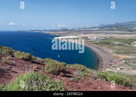 Überblick über Playa de la Tejita und die Südküste von Montana Roja, nahe El Medano, Teneriffa, Kanarische Inseln, Spanien, November Stockfoto