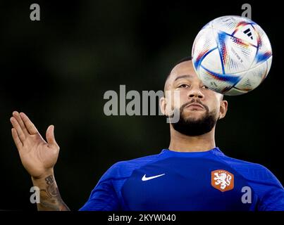 Katar. 02.. Dezember 2022. DOHA - Memphis Depay of Holland während einer Schulung der niederländischen Nationalmannschaft am Trainingskomplex der Qatar University am 2. Dezember 2022 in Doha, Katar. Die niederländische Nationalmannschaft bereitet sich auf die Runde 16 gegen Team USA vor. ANP KOEN VAN WEEL Credit: ANP/Alamy Live News Stockfoto