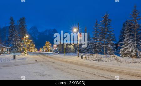 Canmore, Alberta, Kanada – 28. November 2022: Hauptstraße bei Sonnenaufgang mit Weihnachtsbeleuchtung Stockfoto