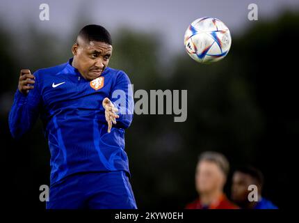 Katar. 02.. Dezember 2022. DOHA - Steven Bergwijn von Holland während einer Schulung der niederländischen Nationalmannschaft am Trainingskomplex der Qatar University am 2. Dezember 2022 in Doha, Katar. Die niederländische Nationalmannschaft bereitet sich auf die Runde 16 gegen Team USA vor. ANP KOEN VAN WEEL Credit: ANP/Alamy Live News Stockfoto