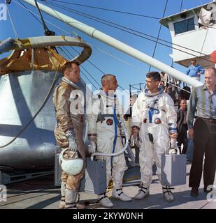 Apollo 1-Crew bereitet sich auf das Training beim Wasseraustritt vor die erste Besatzung des Apollo Space Flight, Apollo/Saturn Mission 204 (AS-204), wird an Bord des NASA Motor Vessel Retriever (MVR) für das Apollo-Training zum Wasseraustritt im Golf von Mexiko ausgerüstet. Von links nach rechts sind die Astronauten Edward H. White II, Senior Pilot; Virgil I.. Grissom, Kommandopilot, und Roger B. Chaffee, Pilot. Bildnummer: S66-58501 Datum: 27. Oktober 1966 Stockfoto