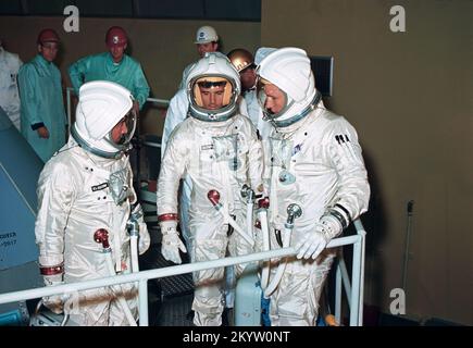 Apollo Prime Crew die drei Crewmitglieder der Apollo-Saturn 204 Mission (später Apollo 1 genannt) untersuchen die Couch-Installation am Apollo Command Module (CM) in der nordamerikanischen Downey-Einrichtung. Von links nach rechts in ihren Raumanzügen sind Astronauten Virgil I. Grissom, Roger B. Chaffee und Edward H. White II Bildnummer: S66-49181 Datum: 22. August 1966 Stockfoto