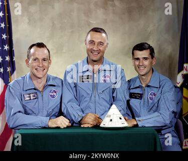 Portrait der Apollo 1 prime Crew für die erste bemannte Apollo Raumfahrt. Von links nach rechts sind: Edward H. Weiß II, Virgil I. "Gus" Grissom, und Roger B. Chaffee. Am 27. Januar 1967 um 5:31 Uhr CST (6:31 Ortszeit) Bei einer routinemäßigen simulierten Start test an Bord der Apollo Saturn V Mondrakete, einen elektrischen Kurzschluss im Apollo Befehl Modul der reine Sauerstoff Umgebung entzündet und innerhalb von Sekunden alle drei Apollo 1 Besatzungsmitglieder ums Leben. Stockfoto