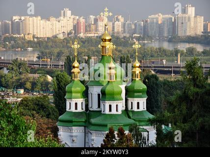 Kiew, Ukraine. 21.. September 2017. Panorama von Kiew mit Wohn- und Bürogebäuden. Im Zusammenhang mit dem russischen Krieg in der Ukraine ist die Nachfrage nach Immobilien deutlich zurückgegangen, sagt der Präsident der Vereinigung für Immobilien der Ukraine, Yuri Pita, 2. Dezember 2022. (Foto: Aleksandr Gusev/SOPA Images/Sipa USA) Guthaben: SIPA USA/Alamy Live News Stockfoto