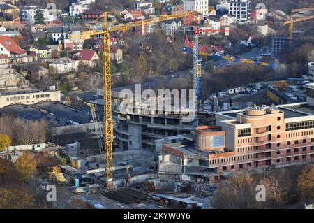 Kiew, Ukraine. 12.. November 2019. Panorama von Kiew mit Wohn- und Bürogebäuden. Im Zusammenhang mit dem russischen Krieg in der Ukraine ist die Nachfrage nach Immobilien deutlich zurückgegangen, sagt der Präsident der Vereinigung für Immobilien der Ukraine, Yuri Pita, 2. Dezember 2022. (Foto: Aleksandr Gusev/SOPA Images/Sipa USA) Guthaben: SIPA USA/Alamy Live News Stockfoto