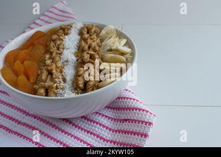 Traditionelles türkisches Dessert Ashura. Walnüsse, Mandeln, getrocknete Aprikosen. Stockfoto