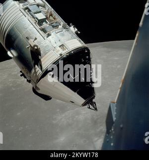 Apollo 17 Command/Service-Module, fotografiert vom LUNAR-Modul in der Umlaufbahn eine ausgezeichnete Ansicht der Apollo 17 Command and Service Modules (CSM), fotografiert vom LUNAR-Modul (LM) „Challenger“ während Rendezvous- und Andockmanövern in der LUNAR-Umlaufbahn. Die LM-Aufstiegsstufe, mit Astronauten Eugene A. Cernan und Harrison H. Schmitt an Bord, war gerade vom Taurus-Littrow-Landeplatz auf der Mondoberfläche zurückgekehrt. Astronaut Ronald E. Evans blieb beim CSM in der Mondumlaufbahn. Beachten Sie den SIM-Schacht (Exposed Scientific Instrument Module) in Sektor 1 des Servicemoduls (SM). 14. Dezember 1972 Stockfoto