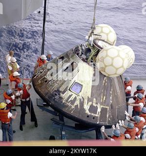 Crewmen an Bord der U.S.S.G. Iwo Jima, das erste Sanierungsschiff für die Apollo 13-Mission, bringt das Kommandomodul an Bord des Schiffes. Die Apollo 13-Crewmen waren bereits an Bord der Iwo Jima, als dieses Foto aufgenommen wurde. April 1970 im Südpazifik um 12:07:44 Uhr splopte die Raumsonde Apollo 13. Stockfoto