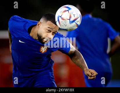 Katar. 02.. Dezember 2022. DOHA - Memphis Depay of Holland während einer Schulung der niederländischen Nationalmannschaft am Trainingskomplex der Qatar University am 2. Dezember 2022 in Doha, Katar. Die niederländische Nationalmannschaft bereitet sich auf die Runde 16 gegen Team USA vor. ANP KOEN VAN WEEL Credit: ANP/Alamy Live News Stockfoto